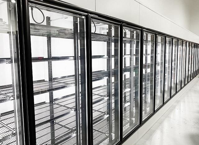 A porta de vidro do congelador médio da temperatura para a caminhada na caverna da cerveja do refrigerador refrigerou a sala fria da exposição