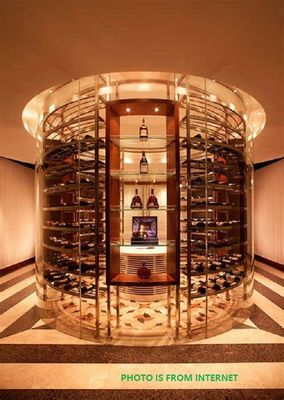 A adega de vinho aqueceu o painel de vidro curvado plano isolado